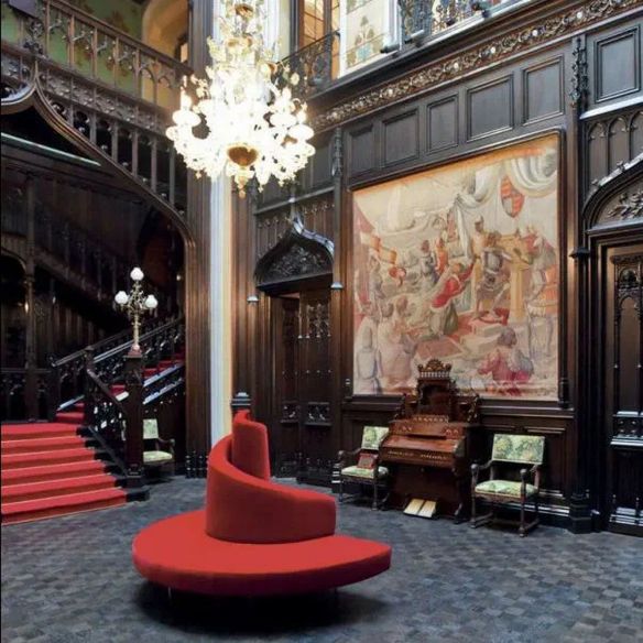 Canapé Tatlin EDRA dans un hall
