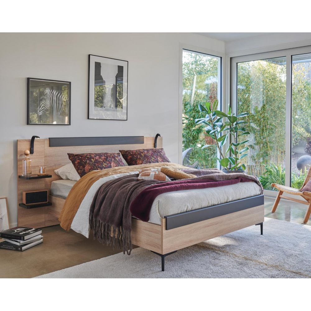 Lit avec chevets tablettes attenants